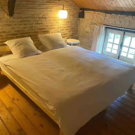 Large Farmhouse On The River, With Private Pool Prázdninový dům